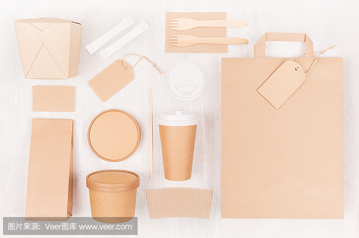 概念设计一次性棕色纸包去食品为餐厅,咖啡馆,商店,广告袋,咖啡杯,汤盒,面条在白木板上。